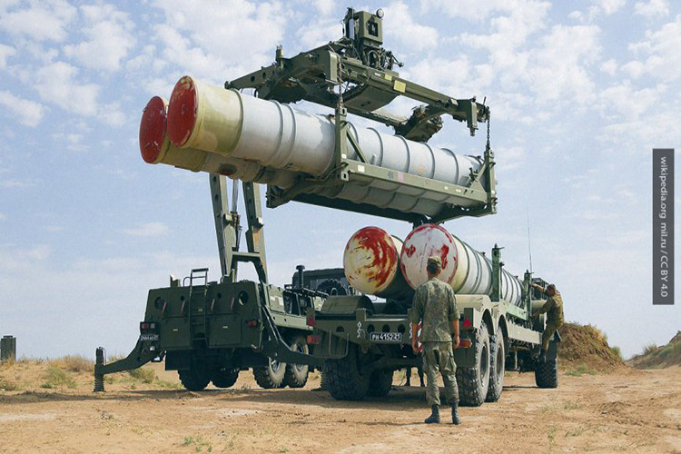 Do đó việc đưa vào trang bị S-400 sẽ giúp Trung Quốc lấp đầy khoảng trống trong hệ thống phòng không chiến lược của họ, điều mà các loại vũ khí phòng không hiện đại nhất của Bắc Kinh như S-300PMU (mua của Nga), HQ-9 (sao chép từ S-300) trước đó chưa thể làm được. Nguồn ảnh: inforeactor.ru