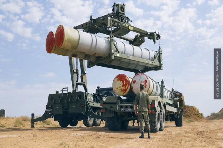 Do đó việc đưa vào trang bị S-400 sẽ giúp Trung Quốc lấp đầy khoảng trống trong hệ thống phòng không chiến lược của họ, điều mà các loại vũ khí phòng không hiện đại nhất của Bắc Kinh như S-300PMU (mua của Nga), HQ-9 (sao chép từ S-300) trước đó chưa thể làm được. Nguồn ảnh: inforeactor.ru