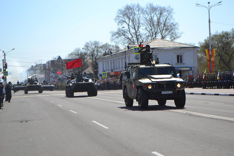 Đội hình đại diện các đơn vị bộ binh cơ giới Nga tại Belogorsk, tỉnh Amur, dẫn đầu là xe bọc thép chở quân Tirg tham gia duyệt binh vào sáng nay 9/5. Nguồn ảnh: Bộ Quốc phòng Nga.