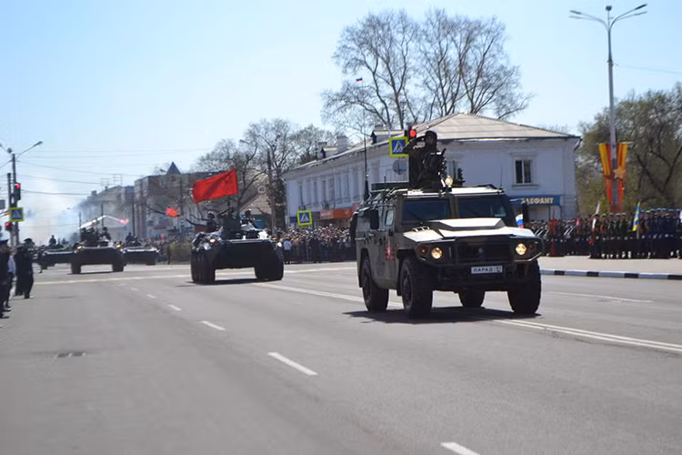 Đội hình đại diện các đơn vị bộ binh cơ giới Nga tại Belogorsk, tỉnh Amur, dẫn đầu là xe bọc thép chở quân Tirg tham gia duyệt binh vào sáng nay 9/5. Nguồn ảnh: Bộ Quốc phòng Nga.