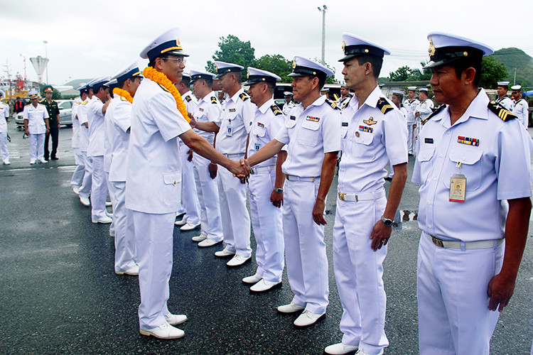 Đại diện Hải quân Hoàng gia Thái Lan đón đoàn tại cảng Chuk-Samet