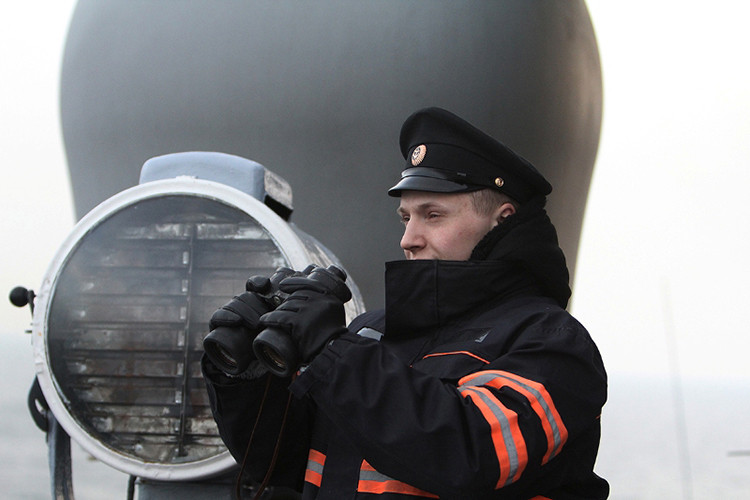 Varyag là một trong số ít các tàu chiến Nga được trang bị tổ hợp tên lửa phòng không S-300F – phiên bản trên hạm của S-300 trên bộ cung cấp cho con tàu khả năng phòng thủ cấp hạm đội. Có 8 bệ phóng S-300 được lắp ở sau thượng tầng con tàu, mỗi bệ lắp 8 ống phóng chứa đạn tên lửa 5V55RM với cơ số tên lửa mang theo lên đến 64 đơn vị đủ sức dọn sạch hầu hết các phi cơ trên hàng không mẫu hạm Mỹ. Nguồn ảnh: arms-expo.