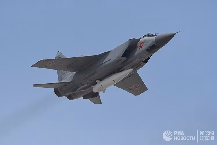 Tên lửa “Kinzhal” có được mô tả có tầm bắn lên đến 2.000km và không thể bị đánh chặn, bên cạnh đó nó còn được tích hợp trên mẫu tiêm kích nhanh nhất thế giới MiG-31K. Tốc độ bay trung binh của “Kinzhal” có thể đạt tới Mach 10 cho phép nó vượt qua mọi hàng phòng thủ tinh vi nhất của phương Tây. Nguồn ảnh: RIA.