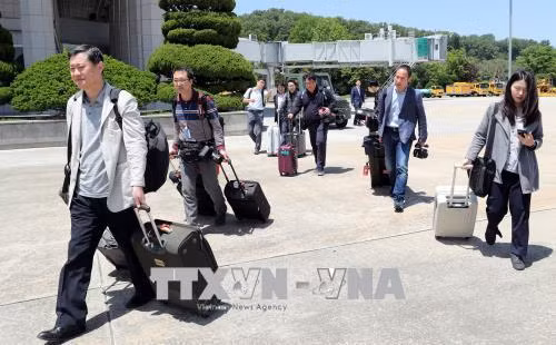 Các phóng viên Hàn Quốc lên máy bay tại sân bay ở Seongnam, đông bắc thủ đô Seoul, để tới Triều Tiên đưa tin về sự kiện dỡ bỏ bãi thử hạt nhân Punggye-ri ngày 23/5. Ảnh: Yonhap/TTXVN