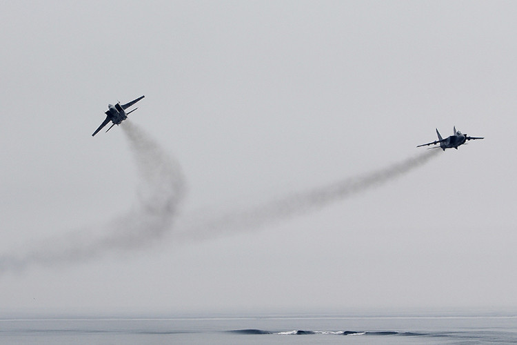 Tên lửa phòng không trên hạm 5V55RM S-300F có tầm bắn 7-90km, độ cao đánh chặn 25m tới 25km và được dẫn bắn bằng đài radar điều khiển hỏa lực 3R41 Volna. Tầm phát hiện mục tiêu của nó lên tới 100km. Ngoài ra, trên Varyag còn được trang bị đài radar thám sát MR-800 Voskhod có thể phát hiện mục tiêu cho S-300F ở cự ly đến 200km. Nguồn ảnh: arms-expo.