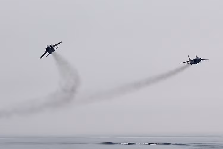 Tên lửa phòng không trên hạm 5V55RM S-300F có tầm bắn 7-90km, độ cao đánh chặn 25m tới 25km và được dẫn bắn bằng đài radar điều khiển hỏa lực 3R41 Volna. Tầm phát hiện mục tiêu của nó lên tới 100km. Ngoài ra, trên Varyag còn được trang bị đài radar thám sát MR-800 Voskhod có thể phát hiện mục tiêu cho S-300F ở cự ly đến 200km. Nguồn ảnh: arms-expo.