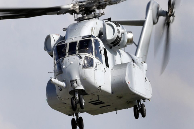 So với CH-53E, biến thể CH-53K có thiết kế buồng lái hoàn toàn mới cho phép phi công quan sát dễ dàng hơn cùng với đó là hệ thống thiết bị điện tử hàng không tiên tiến cùng phi hành đoàn 4 người. Cánh quạt của CH-53K sử dụng vật liệu composite cùng thiết kế mới hình học mới cho hiệu suất hoạt động cao hơn. Nguồn ảnh: Business Insider.