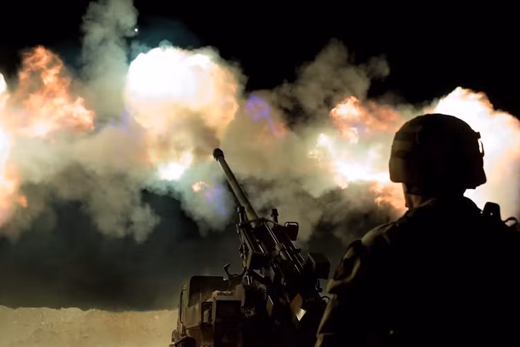 Pháo tự hành Caesar có khả năng sử dụng nhiều loại đạn phù hợp cho hàng loạt nhiệm vụ tấn công mục tiêu được bảo vệ và không bảo vệ, thiết lập chướng ngại mang tính cơ động đối phó với lực lượng thiết giáp kẻ địch tiến công... Trong ảnh, pháo Caesar đang khai hỏa công kích mục tiêu. Nguồn ảnh: Twitter.