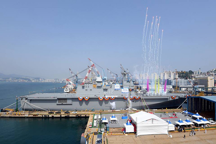 Quang cảnh buổi lễ hạ thủy tàu đổ bộ ROKS Marado với sự tham gia của các quan chức và tướng lĩnh cấp cao thuộc Bộ Quốc phòng và Hải quân Hàn Quốc. Nguồn ảnh: Hải quân Hàn Quốc.