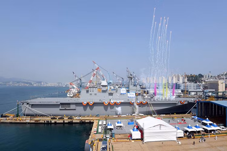 Quang cảnh buổi lễ hạ thủy tàu đổ bộ ROKS Marado với sự tham gia của các quan chức và tướng lĩnh cấp cao thuộc Bộ Quốc phòng và Hải quân Hàn Quốc. Nguồn ảnh: Hải quân Hàn Quốc.