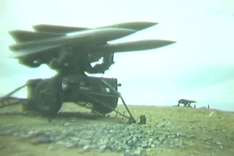 Tuy tầm bắn, độ cao với tới của hệ thống tên lửa Hawk kém nhưng Hawk lại có đầu tự dẫn radar bán chủ động - công nghệ rất mới thời điểm bấy giờ so với thế hệ S-75 và S-125. Nguồn ảnh: WWIIPublicDomain.