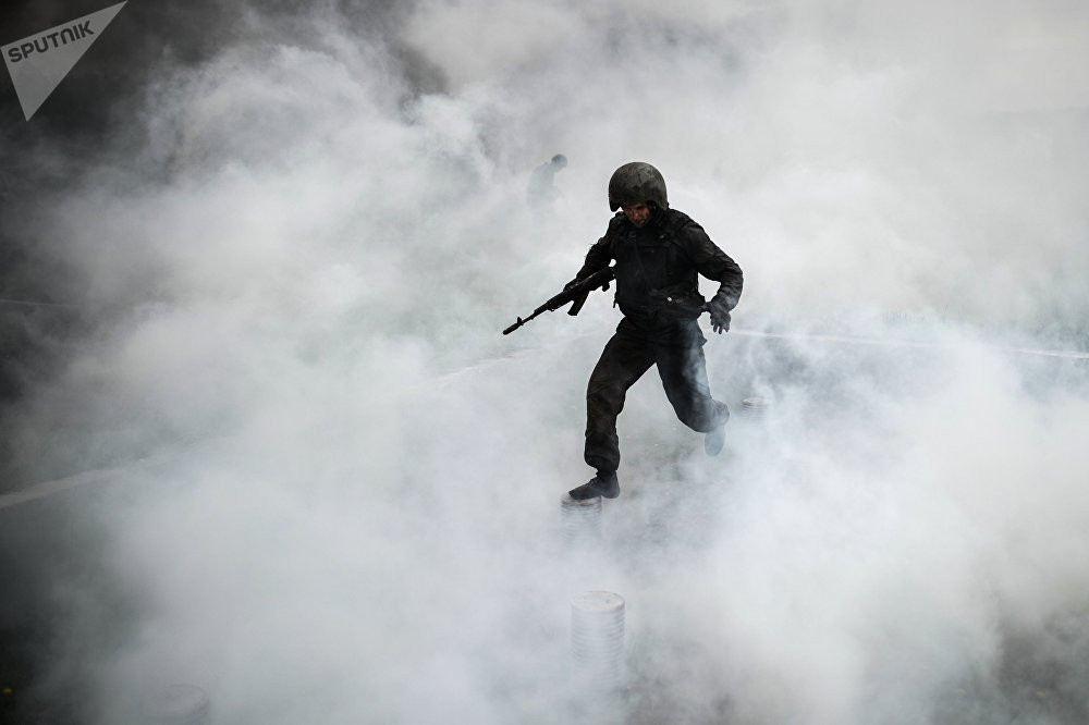Di chuyển trong làn khói hơi cay mà không sử dụng tới mặt nạ phòng độc. Nguồn ảnh: Sputnik.