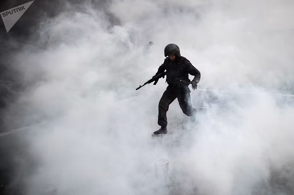 Di chuyển trong làn khói hơi cay mà không sử dụng tới mặt nạ phòng độc. Nguồn ảnh: Sputnik.