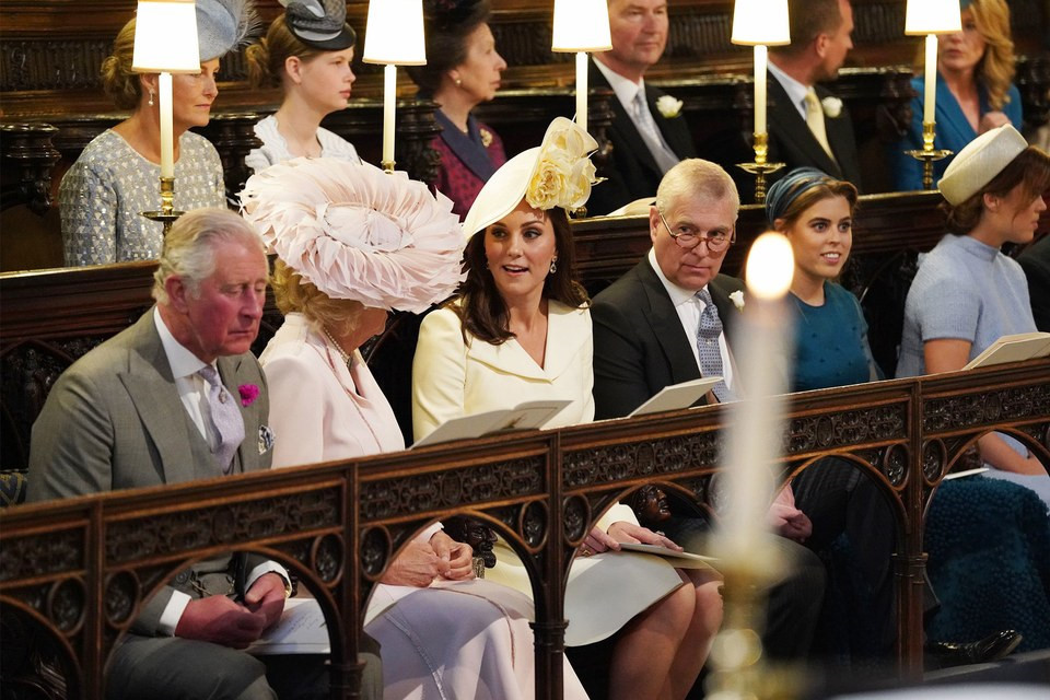 Đám cưới hoàng gia hôm 19/5 là sự kiện đầu tiên Kate Middleton tham gia sau khi sinh Hoàng tử bé Louis cách đây khoảng một tháng. Diện bộ đầm màu vàng nhạt của nhà mốt Alexander McQueen, Công nương xứ Cambridge được khen nhanh chóng lấy lại vóc dáng thon gọn. Dù không phải nhân vật chính, Kate vẫn được giới truyền thông cũng như cư dân mạng đặc biệt chú ý.