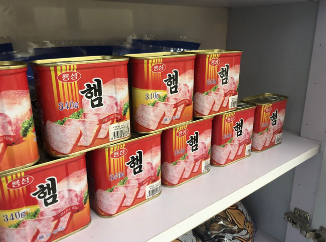 Thức ăn đóng hộp.