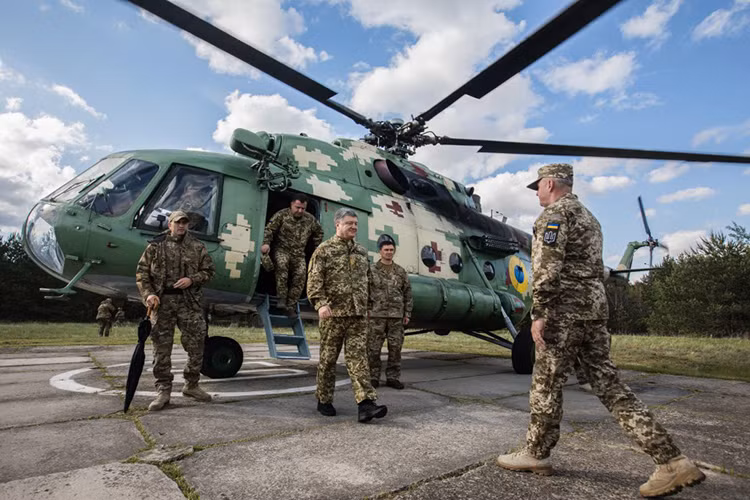 Theo Bộ Quốc phòng Nga hôm 22/5, đích thân Tổng thống Nga Petro Poroshenko cùng các quan chức cấp cao thuộc chính phủ và quân đội nước này đã giám sát buổi bắn thử nghiệm tên lửa chống tăng dẫn đường FGM-148 Javelin mới được Mỹ chuyển giao cho Quân đội Ukraine. Nguồn ảnh: censor.net.