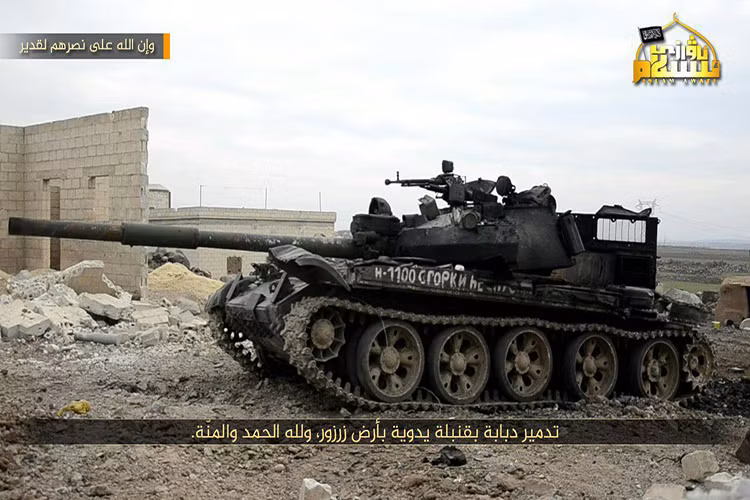 Dù vậy số lượng T-62M của Quân đội Syria bị bắn hạ trên chiến trường cũng không phải là ít, khi phiến quân nổi dậy hay IS luôn nắm trong tay các loại vũ khí chống tăng hiên đại. Và nếu có may mắn sống sót T-62M cũng dễ bị bắt sống điển hình như chiếc T-62M trong tay Jaysh al-Izza. Nguồn ảnh: Reddit.