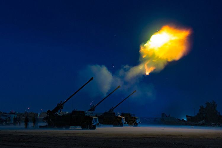 Trong cabin xe pháo được trang máy tính kiểm soát hỏa lực FAST-Hit, hệ thống radar đo sơ tốc đầu nòng ROB4 và hệ thống định vị Sigma 30, GPS cung cấp cho pháo các tham số mục tiêu đảm bảo độ chính xác cao khi bắn. Theo tính toán, một khẩu đội 8 khẩu Caesar có thể rải hơn 1 tấn đạn trong vòng một phút; 1.500 đạn nhỏ hoặc 48 đạn chống tăng thông minh ở tầm xa đến 40km. Nguồn ảnh: Twitter.