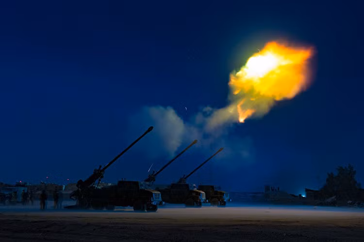 Trong cabin xe pháo được trang máy tính kiểm soát hỏa lực FAST-Hit, hệ thống radar đo sơ tốc đầu nòng ROB4 và hệ thống định vị Sigma 30, GPS cung cấp cho pháo các tham số mục tiêu đảm bảo độ chính xác cao khi bắn. Theo tính toán, một khẩu đội 8 khẩu Caesar có thể rải hơn 1 tấn đạn trong vòng một phút; 1.500 đạn nhỏ hoặc 48 đạn chống tăng thông minh ở tầm xa đến 40km. Nguồn ảnh: Twitter.