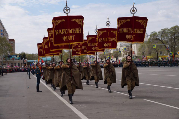 Đội binh danh dự tái hiện cho các chiến sĩ Hồng quân Liên Xô trước đây duyệt binh tại Ussuriysk với cờ hiệu các đơn vị Hồng quân từng tham gia Chiến tranh Vệ quốc Vĩ đại. Nguồn ảnh: Bộ Quốc phòng Nga.