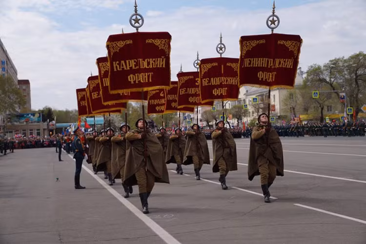 Đội binh danh dự tái hiện cho các chiến sĩ Hồng quân Liên Xô trước đây duyệt binh tại Ussuriysk với cờ hiệu các đơn vị Hồng quân từng tham gia Chiến tranh Vệ quốc Vĩ đại. Nguồn ảnh: Bộ Quốc phòng Nga.