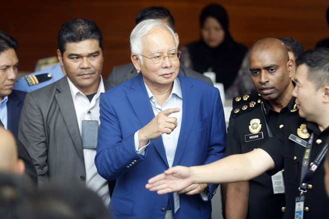 Cựu thủ tướng Najib Razak bên ngoài trụ sở cơ quan điều tra. Ảnh: AFP.