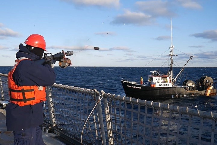 Sử dụng súng bắn dây để đưa dây kéo sang một thuyền đánh cá.