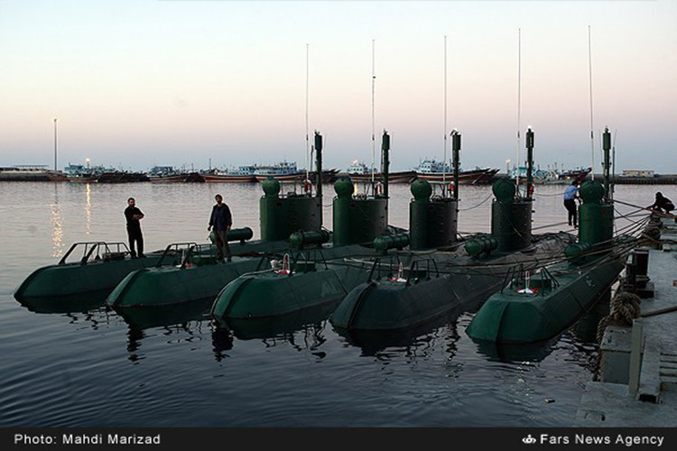 Đặc biệt, Hải quân Iran là lực lượng duy nhất ở Trung Đông có tàu ngầm điện diesel lớp Kilo được Hải quân Mỹ đặt cho biệt danh “Hố đen đại dương”. 3 tàu ngầm Kilo đang hoạt động mang lại cho Hải quân Iran khả năng tấn công dưới nước mạnh mẽ. Ngoài ra, Iran còn có số lượng lớn tàu ngầm mini lớp Ghadir do nước này chế tạo. Nguồn ảnh: IRNA.