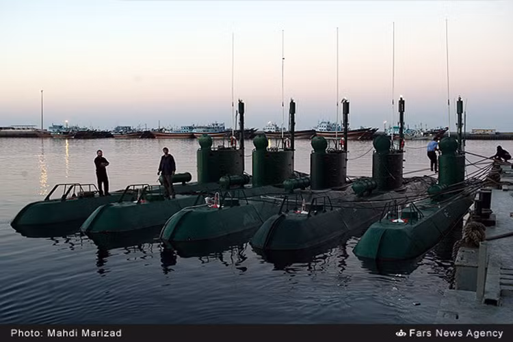 Đặc biệt, Hải quân Iran là lực lượng duy nhất ở Trung Đông có tàu ngầm điện diesel lớp Kilo được Hải quân Mỹ đặt cho biệt danh “Hố đen đại dương”. 3 tàu ngầm Kilo đang hoạt động mang lại cho Hải quân Iran khả năng tấn công dưới nước mạnh mẽ. Ngoài ra, Iran còn có số lượng lớn tàu ngầm mini lớp Ghadir do nước này chế tạo. Nguồn ảnh: IRNA.