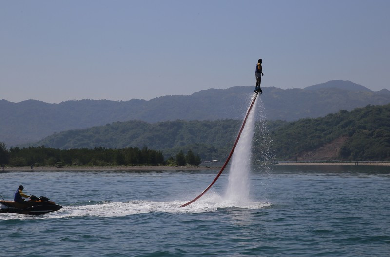 Đặc công nước Hải quân Indonesia biểu diễn chào mừng lễ duyệt binh tàu mặt nước.