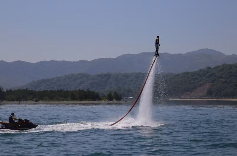 Đặc công nước Hải quân Indonesia biểu diễn chào mừng lễ duyệt binh tàu mặt nước.