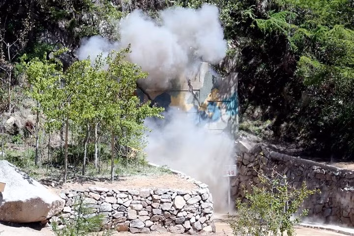 Hình ảnh đường hầm thứ 2 của bãi Punggye-ri lúc mìn nổ phía trong.