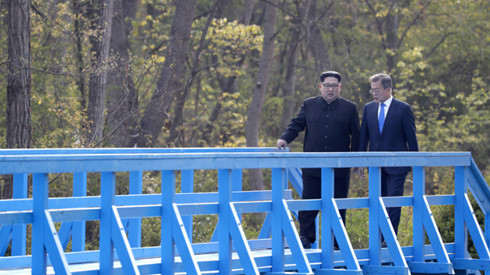 Hai nhà lãnh đạo đi dạo và trò chuyện ở Bàn Môn Điếm trước khi quay lại Nhà Hòa bình. Ảnh: Chosun Ilbo.