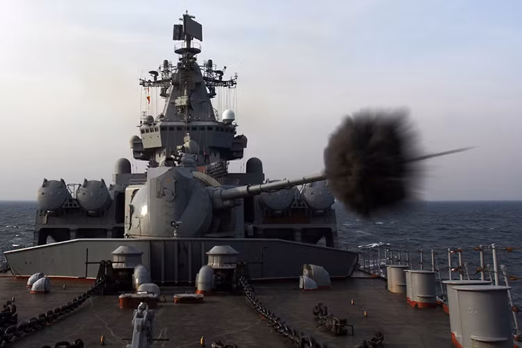 Tàu tuần dương Varyag là chiến hạm thứ ba thuộc lớp tàu tuần dương trang bị tên lửa có điều khiển Project 1164 Atlant (NATO gọi là lớp Slava). Nó được khởi đóng trong năm 1979 và được Hải quân Liên Xô đưa vào biên chế trong tháng 10/1989. Tàu Varyag có lượng giãn nước khoảng 11.490 tấn, dài 186,4m, con tàu này có thể di chuyển với vận tốc tối đa hơn 30 hải lý/h, dự trữ hành trình khoảng 19.000km. Nguồn ảnh: arms-expo.