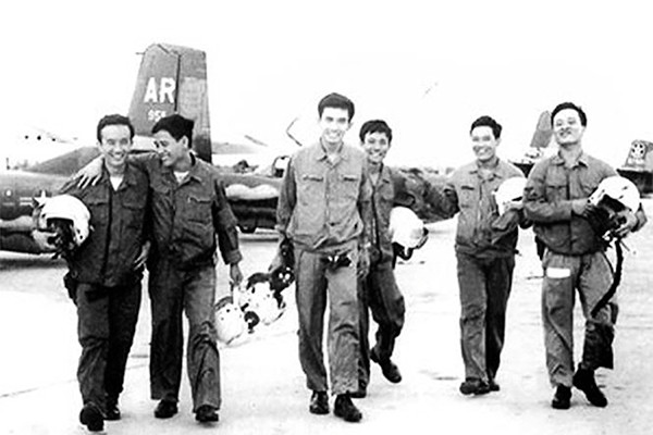 Phi đội Quyết thắng trước trận đánh bom Tân Sơn Nhất. Ảnh tư liệu