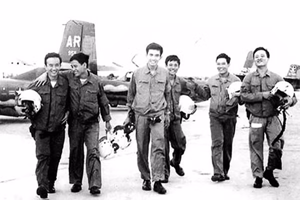 Phi đội Quyết thắng trước trận đánh bom Tân Sơn Nhất. Ảnh tư liệu