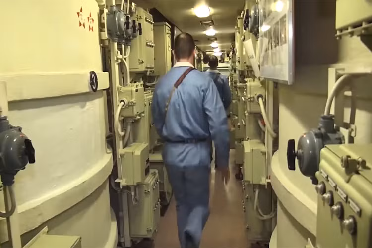 Hình ảnh các thủy thủ trên tàu Yuri Dolgoruky chuyển trạng thái sẵn sàng chiến khi có lệnh của thuyền trưởng của con tàu. Nguồn ảnh: Bộ Quốc phòng Nga.