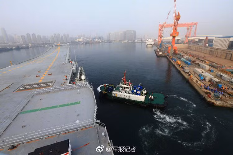 “Tàu sân bay thứ hai của chúng tôi khởi hành từ bến tàu tại xưởng đóng tàu Đại Liên để tiến hành một nhiệm vụ thử nghiệm trên biển, chủ yếu để kiểm tra và xác minh độ tin cậy cũng như tính ổn định của các hệ thống", tuyên bố cho hay. Nguồn ảnh: Sina.