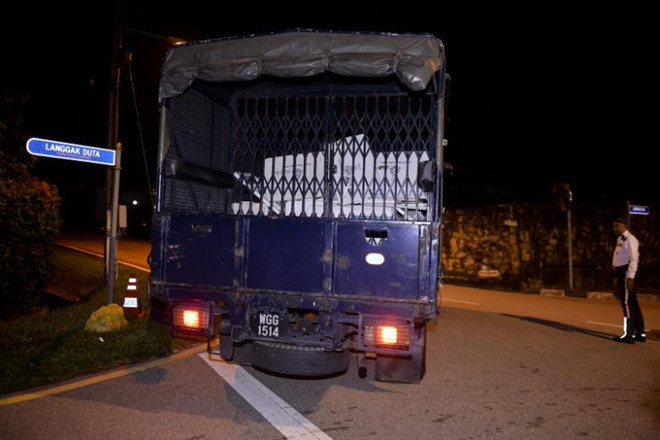 Một số thùng và vật dụng bị đưa đi trên xe tải của cảnh sát. Ảnh: Straits Times.