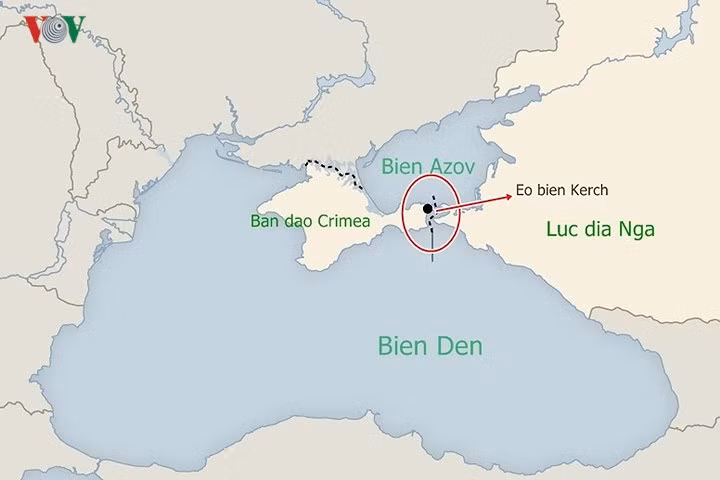 Vị trí của cầu Crimea/Kerch tại eo biển Kerch giữa Biển Azov và Biển Đen. Đây là đường bộ duy nhất nối bán đảo Crimea với lục địa Nga. Đồ họa: New York Times/VOV.