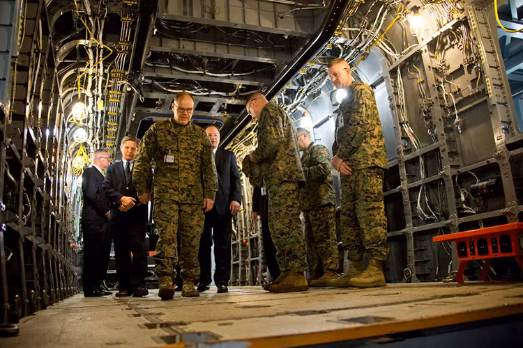 Hiện tại chương trình phát triển CH-53K vẫn do công ty chế tạo máy bay Sikorsky phát triển nhưng ở thời điểm hiện tại nó đã là công ty con của Tập đoàn Lockheed Martin, một trong những nhà thầu quốc phòng lớn nhất ở Mỹ. Nguồn ảnh: Business Insider.