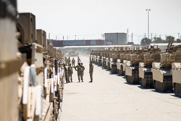 Trong ảnh là hàng dài xe tăng M1A2 Abrams được tập kết lên đường sang châu Âu. Nguồn ảnh: Quân đội Mỹ.