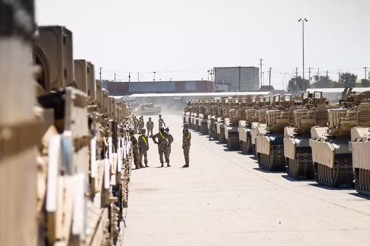 Trong ảnh là hàng dài xe tăng M1A2 Abrams được tập kết lên đường sang châu Âu. Nguồn ảnh: Quân đội Mỹ.