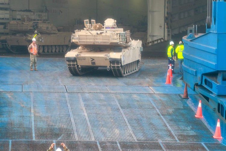 Trang Defense News đưa tin, trong trung tuần tháng 5 vừa qua Quân đội Mỹ đã bắt đầu chuyển 3.300 quân cùng 2.500 thiết bị quân sự hạng nặng từ Bỉ đến Đông Âu. Được biết, toàn bị binh sĩ và số trang bị quân sự trên đều thuộc Sư đoàn Kỵ binh số 1 của Mỹ. Nguồn ảnh: Quân đội Mỹ.