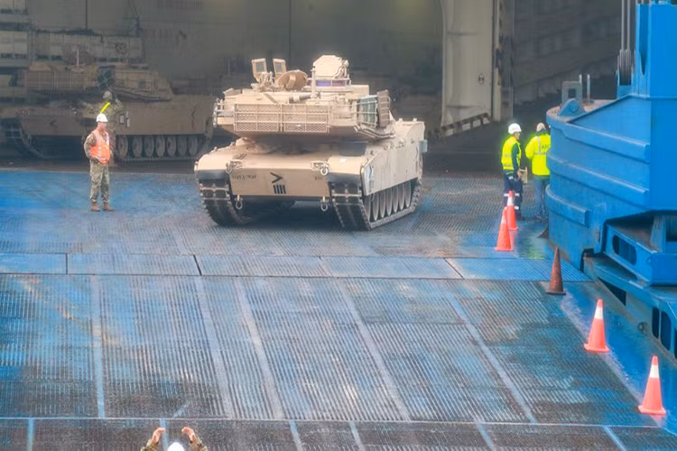 Trang Defense News đưa tin, trong trung tuần tháng 5 vừa qua Quân đội Mỹ đã bắt đầu chuyển 3.300 quân cùng 2.500 thiết bị quân sự hạng nặng từ Bỉ đến Đông Âu. Được biết, toàn bị binh sĩ và số trang bị quân sự trên đều thuộc Sư đoàn Kỵ binh số 1 của Mỹ. Nguồn ảnh: Quân đội Mỹ.