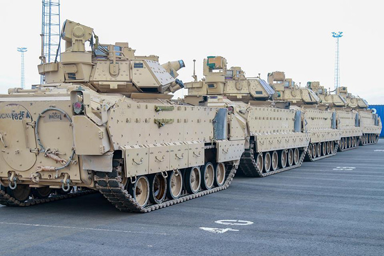 Việc Mỹ cùng các nước châu Âu điều động hàng nghìn binh sĩ cùng nhiều phương tiện chiến tranh hiện đại tập trận ở Đông Âu đang khiến Moscow cảm thấy lo ngại, bởi trong giữa tháng 6 này Nga sẽ chính thức đăng cai Giải vô địch bóng đá thế giới World Cup 2018. Không khí căng thẳng ở sát biên giới Nga có thể sẽ khiến ngày hội bóng đá lớn nhất thế giới trở nên kém cuồng nhiệt cùng với đó là nỗi lo vấn đề an ninh trong suốt thời gian bóng lăn tại hơn 10 thành phố của Nga. Nguồn ảnh: Quân đội Mỹ.