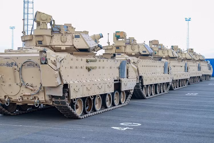 Việc Mỹ cùng các nước châu Âu điều động hàng nghìn binh sĩ cùng nhiều phương tiện chiến tranh hiện đại tập trận ở Đông Âu đang khiến Moscow cảm thấy lo ngại, bởi trong giữa tháng 6 này Nga sẽ chính thức đăng cai Giải vô địch bóng đá thế giới World Cup 2018. Không khí căng thẳng ở sát biên giới Nga có thể sẽ khiến ngày hội bóng đá lớn nhất thế giới trở nên kém cuồng nhiệt cùng với đó là nỗi lo vấn đề an ninh trong suốt thời gian bóng lăn tại hơn 10 thành phố của Nga. Nguồn ảnh: Quân đội Mỹ.