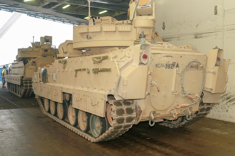 Các phương tiện này vừa cập cảng Antwerp của Bỉ vào đầu tuần này và nhiều khả năng sẽ tiếp tục được chuyển đi bằng đường sắt đến các quốc gia Đông Âu kể trên. Trong ảnh là một xe chiến đấu bộ binh của Quân đội Mỹ đang đợi tới lượt xuống tàu ở Antwerp, Bỉ. Nguồn ảnh: Quân đội Mỹ.