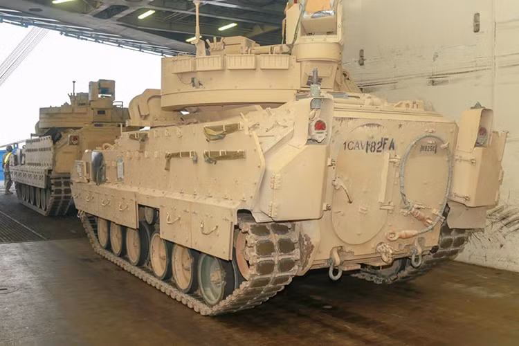 Các phương tiện này vừa cập cảng Antwerp của Bỉ vào đầu tuần này và nhiều khả năng sẽ tiếp tục được chuyển đi bằng đường sắt đến các quốc gia Đông Âu kể trên. Trong ảnh là một xe chiến đấu bộ binh của Quân đội Mỹ đang đợi tới lượt xuống tàu ở Antwerp, Bỉ. Nguồn ảnh: Quân đội Mỹ.