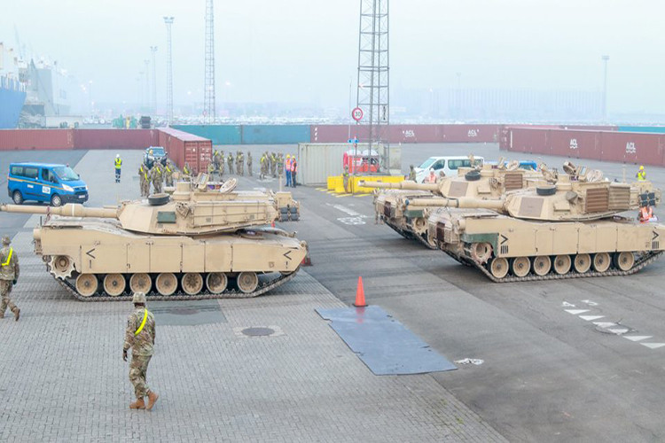 Ở thời điểm hiện tại đã có khoảng 640 phương tiện chiến đấu gồm 87 xe tăng chiến đấu chủ lực M1A2 Abrams, 140 xe chiến đấu bộ binh M2 Bradley, 18 pháo tự hành M109 Paladin cùng 395 phương tiện cơ giới khác của Sư đoàn Kỵ binh số 1 từ căn cứ Fort Hood, Texas đã vượt Đại Tây Dương đến châu Âu. Số phương tiện chiến tranh này sẽ được đưa đến bốn quốc gia sẽ tham gia Atlantic Resolve 2018 gồm Ba Lan, Romania, Bulgaria và Hungary. Nguồn ảnh: Quân đội Mỹ.